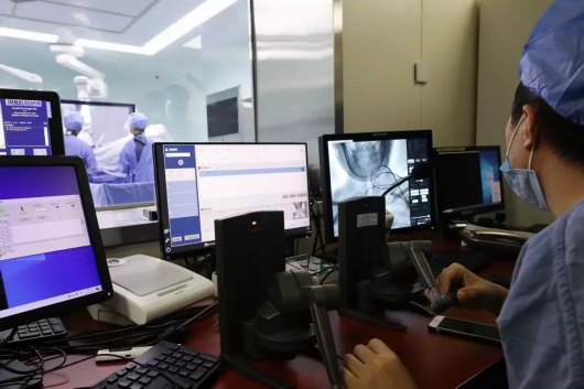 全国首例！我自主研发机器人辅助完成全脑血管造影手术